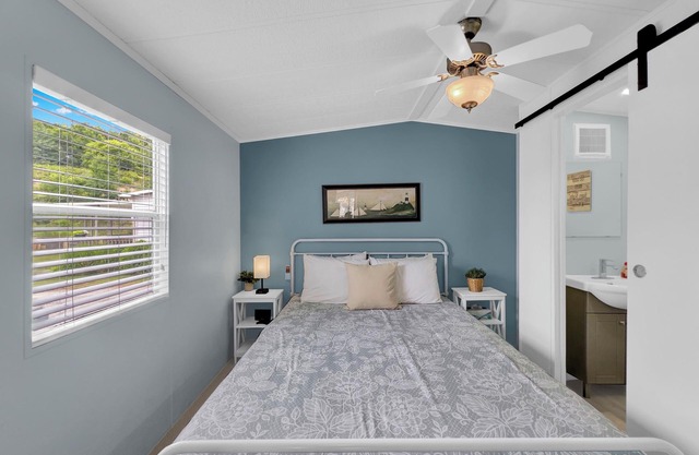 Water Park ~ Walk to Beach ~ Mini Golf ~ Sleeps 8 ~ AC & WiFi