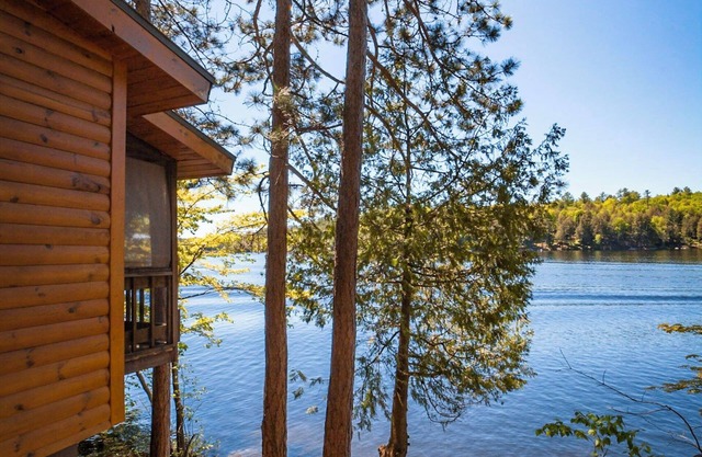 'Water's Edge' 2 bedroom cottage overhanging the lake