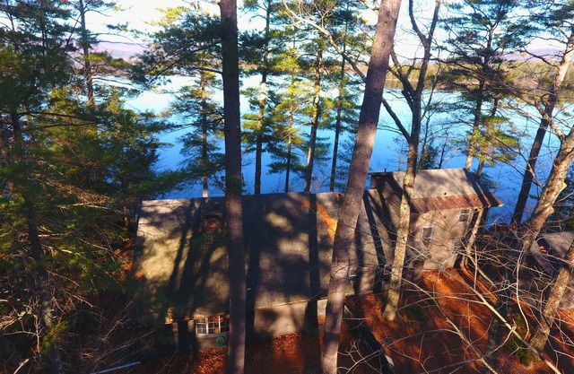 Water's Edge Cottage with gorgeous lake views