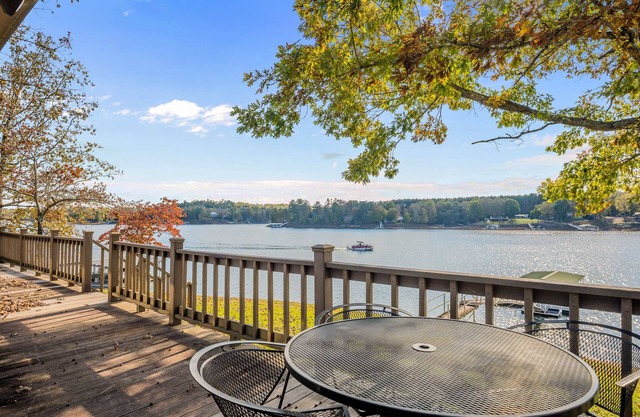 Smith Lake Rentals & Sales - WATER'S EDGE - Cozy cottage, no steps to the water