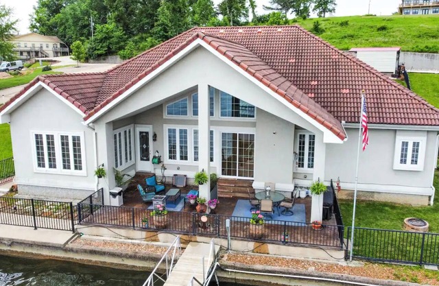 Water's Edge - ONE LEVEL - 3 King Beds - Gated - Private Dock - Kayaks