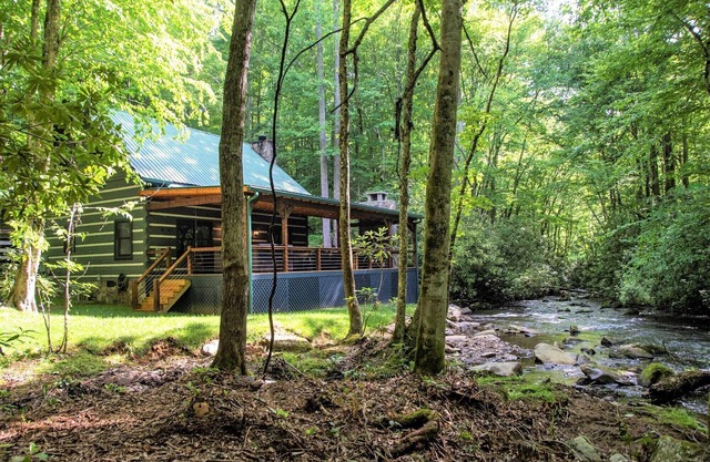 Water's Edge-3 Bedroom, Luxury Log Cabin Rental, Perfect for Families, Outdoor Entertaining, Hot Tub, Fireplace, 30 Minutes to Great Smoky Mountains-Nantahala NC