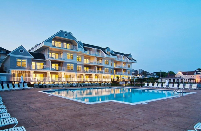 Water's Edge Resort und Spa mit Innen- und Außenpool und Strand. Eigentumswohnung für 4 Personen