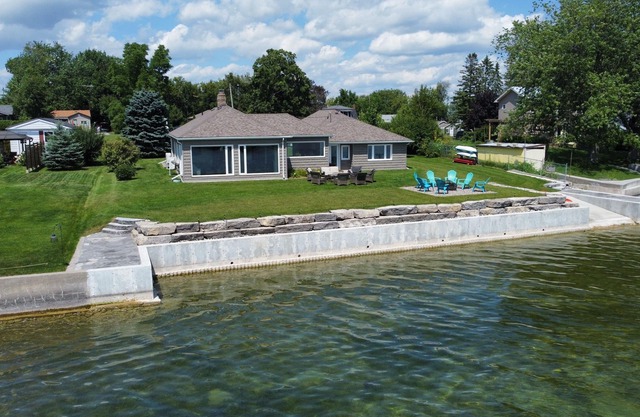Wasserrand: Idyllisches Cottage am Wasser