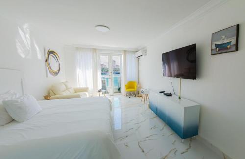 Water Side Studio King Bed With Pool