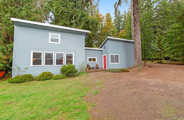 Water-view cottage on Hood Canal - wood stove, beach access, kayaks - 1 Dog OK