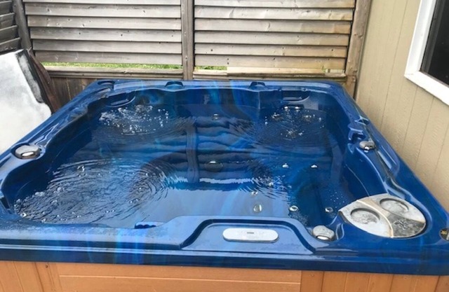 Water View Cottage With Hot Tub, Just Minutes To North Shore Beach