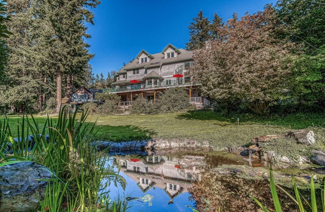 Water-view estate with on-site entertainment & 3 kitchens - events welcome