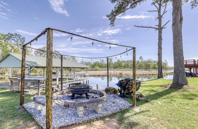 Water view,just at ten feet from backyard,kids can fish from the dock,bar&grill.