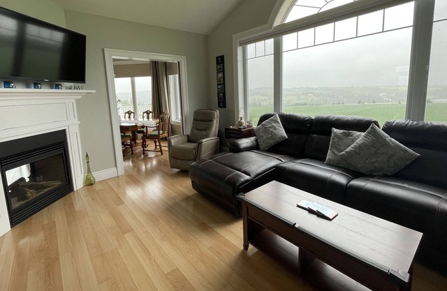 Upper Level Of Executive Home- Surrounded By 5 Golf Courses & Beaches