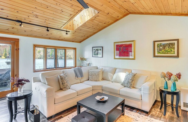 Watercrafts & Dock: Stunning Lakehouse in Becket!