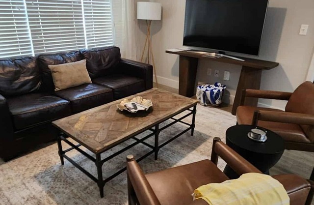 Watercress 2-bedroom / 2 bath condo less that 2 miles to the stadium.