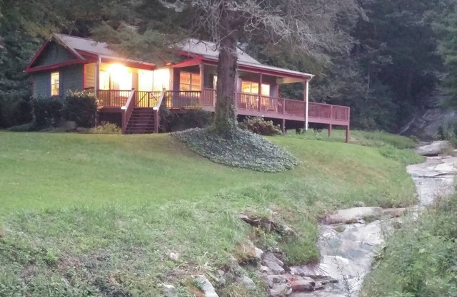 Waterfall Lodge bei Slick Rock Falls, Whirlpool, Feuerstelle, WiFi eingezäunt Yard Haustiere OK