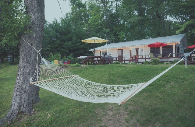 Waterfront Beach Paradise - 3 Bed, 2 washroom Cottage & outdoor bar