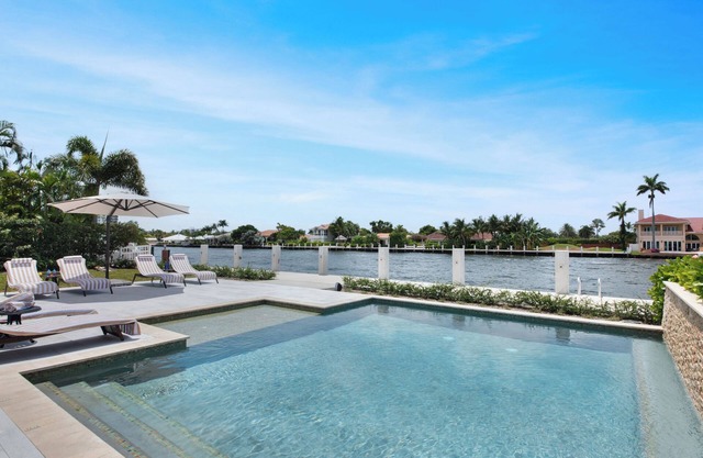 Waterfront Villa- 8min walk to the beach - Heated Pool- Gym - Outdoor BBQ grill