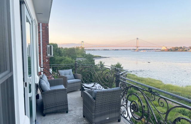 Waterfront 1-Bedroom AC and Wi-Fi in welcoming Queens