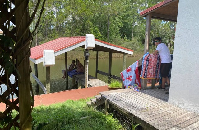 Waterfront 1 bedroom cottage in charming Milton/Pensacola with WiFi, AC