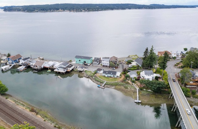 Waterfront 1920s Day Island Dream Beach Home Staycation