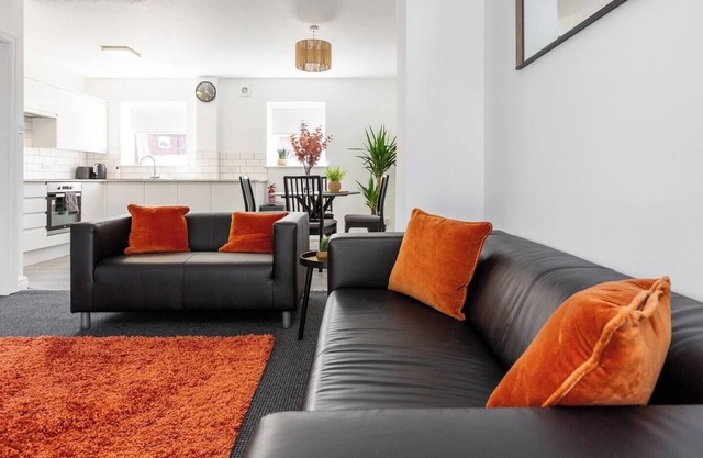 Waterfront 2 Bed Apartment | Free Parking & Wi-Fi
