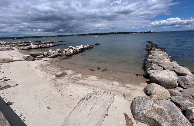 Waterfront 2 Bedroom, 2 Bath - private beach - Aucoot Cove neighborhood - Mattapoisett