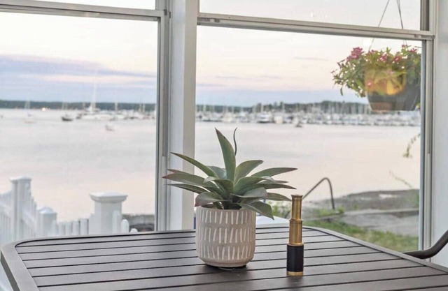 Waterfront 2-bedroom apartment in Beach Cottage with WiFi, AC Central RI Locale