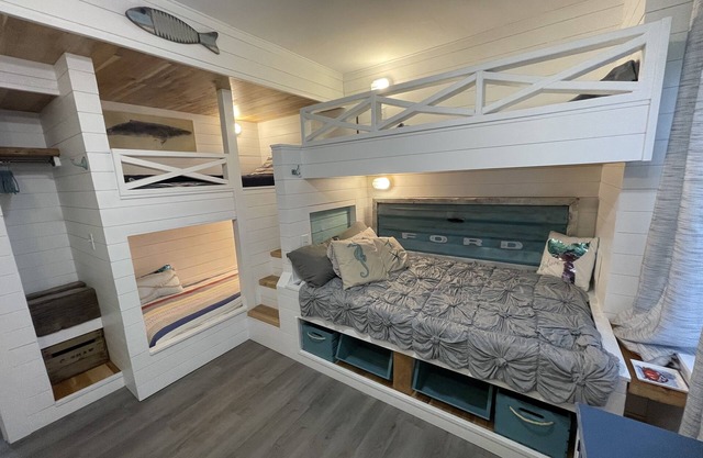 Waterfront 2 Bedroom - 2 Blocks from the Beach - Premium Location