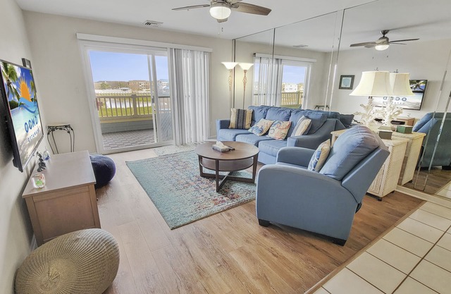 Waterfront 2 Bedroom with Pool - sleeps 8! Heron Harbour 203