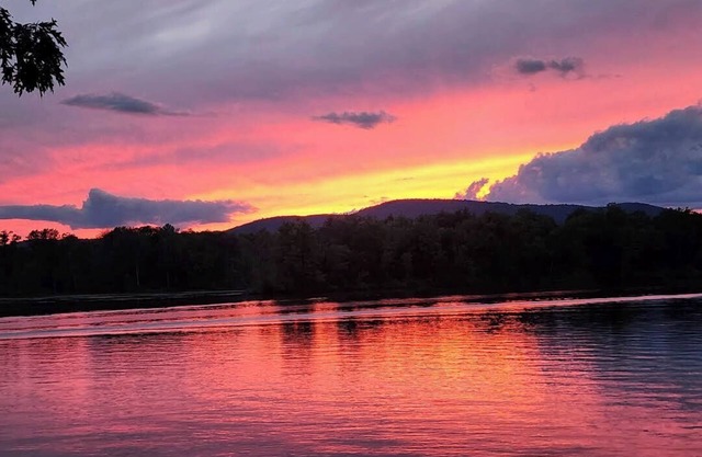 Waterfront 2 Bedroom Apartment. With private yard in Queensbury with AC, Wi-Fi