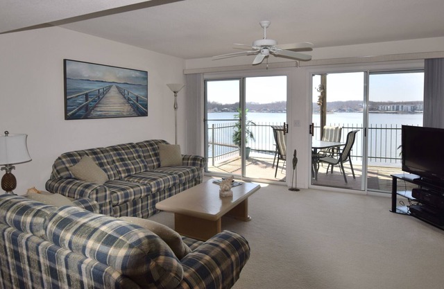 WaterFront * 2 Pools * Close to Bagnell Dam * WIFI