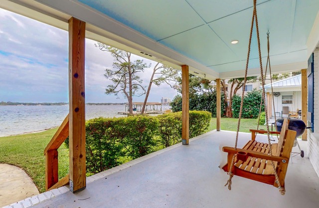 Waterfront 2 cottage home, private dock and water access, & private washer/dryer