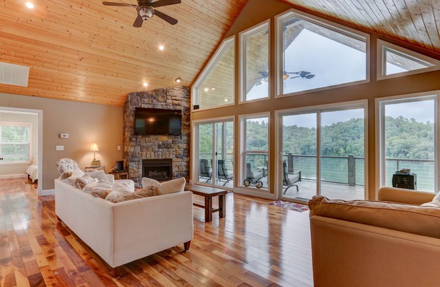 Waterfront, Private Covered Dock, Schlafmöglichkeiten für 11+, 3. 5 Bath, Wifi, Majestic Lake View