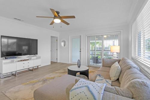 Waterfront 2BR Escape - Pool, Gym & Balcony with Intracoastal Views