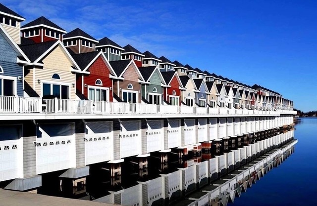 Waterfront 3 BDRM / 2 BA Wohnung mit Bootshaus