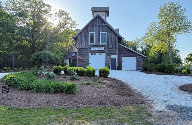 WATERFRONT-3 BDRM 3 Bath-Pickleball,fishing,BEAUTIFUL &NEWLY REMODELED! 11 acres