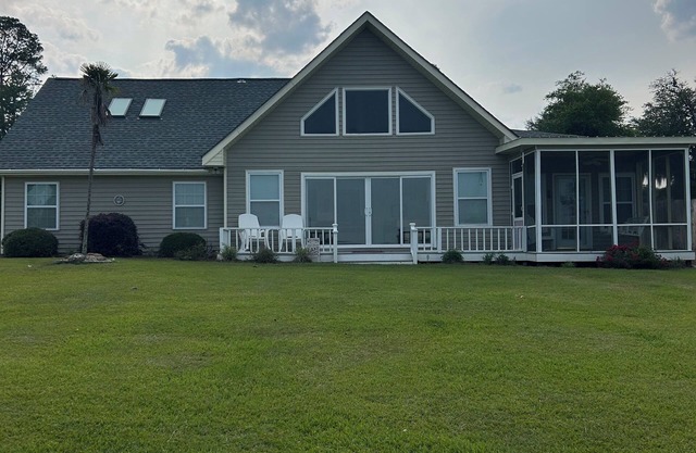 Waterfront 3 bed 3 bath, located on fisherman’s dream Lake Seminole.