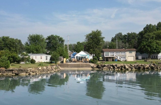 Waterfront 3 Bedroom Cottage w/Sunsets over Sandusky Bay