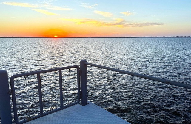Waterfront 3-bedroom house on Cedar Creek Lake in Star Harbor, dock and porchn