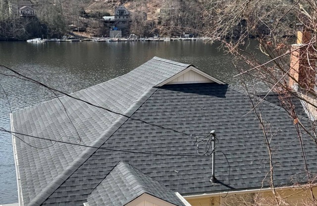 Waterfront 3-bedroom house with AC and WiFi in tranquil Southbury