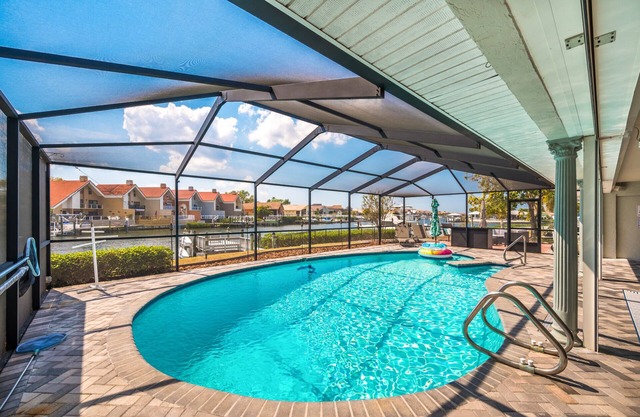 Waterfront 3B/2BA private pool & private dock, free kayaks,