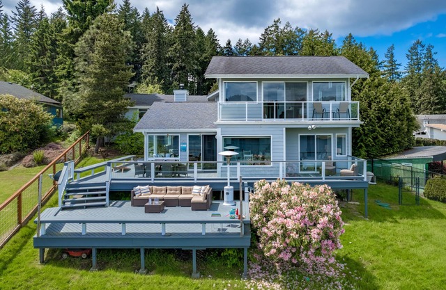WATERFRONT 3BR/2BA MT RAINIER VIEWS, PRIVATE BEACH