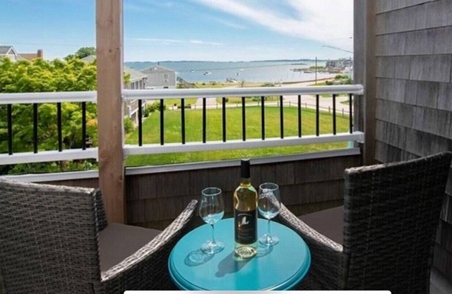 Waterfront 4 bed, 3 full bath house w/ ocean views & seaside activities