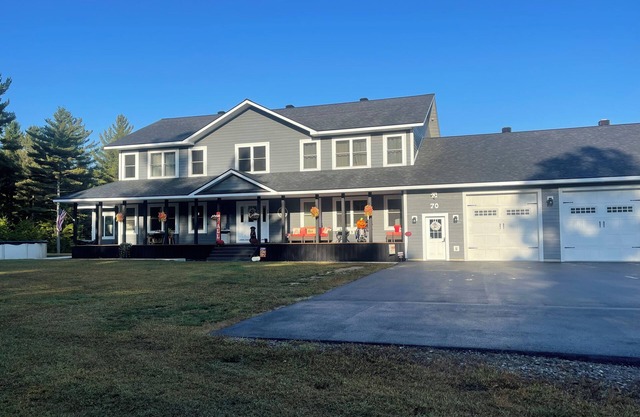 Waterfront 4 bedroom 2.5 bathroom with swimming pool- sleeps 7.