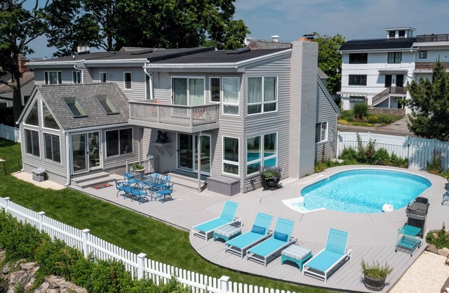 Waterfront 4 bedroom Home with Pool-Your Oasis