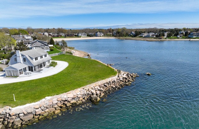 Waterfront 4-bedroom house in Bourne with WiFi and AC. Panoramic Ocean views.