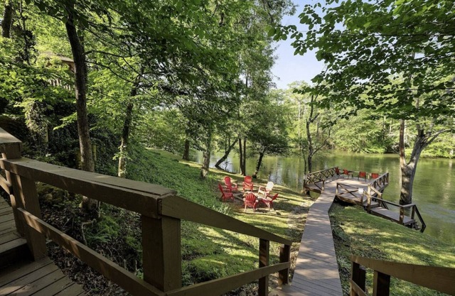 Waterfront 4 bedroom Cabin with Outdoor Amenities