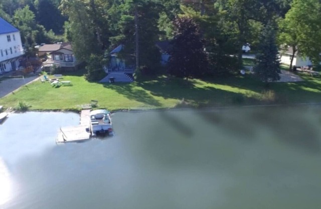 Waterfront 4 houses 111 guests Campau Lake