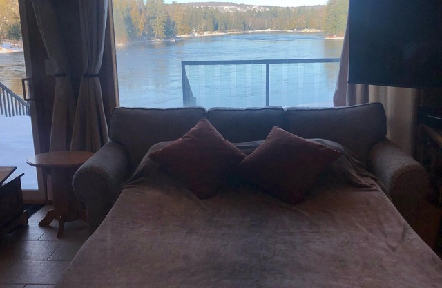 Waterfront 4 Season Cottage / Madawaska Rvr / Griffith ON / Sleeps 9 / 2 Bath