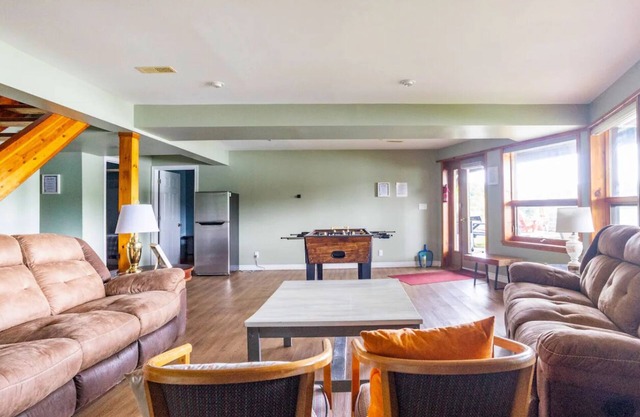 Waterfront 5 bedrooms cottage in Port Carling, Muskoka.