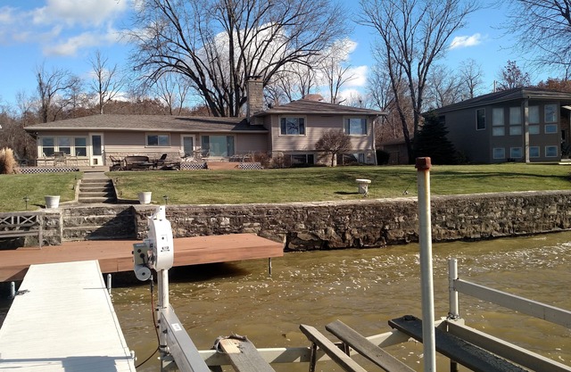 Waterfront 5 Schlafzimmer Lakehouse mit eigenem Dock am indischen See