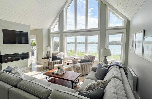 Waterfront, 5 Bedrooms, Kayaks and AC